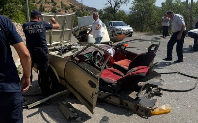 Elektrik direğine çarpan otomobil ikiye ayrıldı