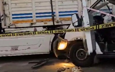 Öğrenci minibüsü tıra çarptı: 2 ölü, 10 yaralı