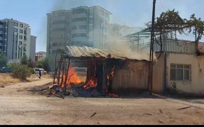 Metruk evde piknik tüpü patladı, yangın çıktı