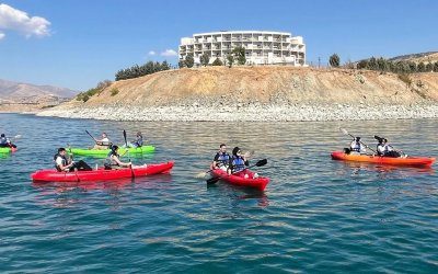 Kale’de gençler Karakaya Barajı’nda kano keyfi yaşadı