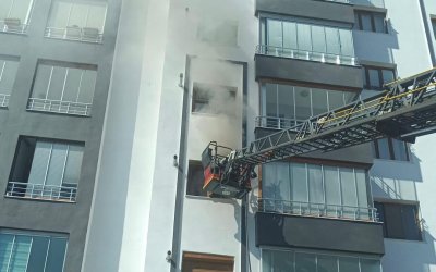 Yeşilyurt’ta 10 katlı apartmanda yangın
