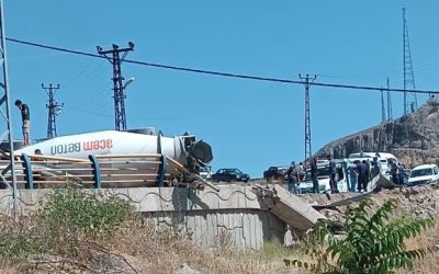 Hekimhan’da Devrilen Beton Mikseri Ulaşımı Aksattı