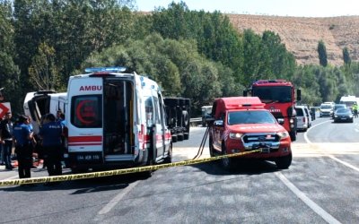 Virajı alamayan tır yan yattı, kazada sürücü yaralandı