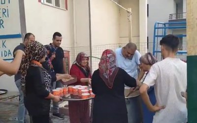 Mahallesine okul açılınca esnaf aşure dağıttı