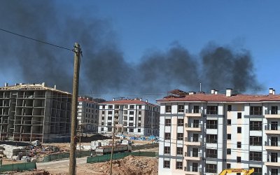 TOKİ şantiyesinde molozların yakılmasıyla gökyüzü karardı