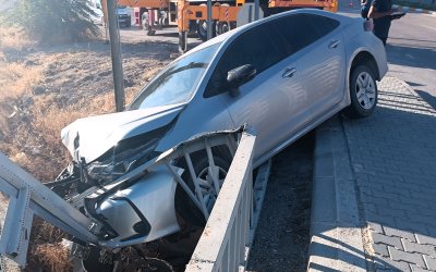 Bariyerlere Çarptı, Kanala Düşmekten Son Anda Kurtuldu