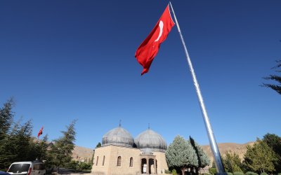 Darende’de Dev Türk Bayrağı İlçenin Simgesi Oldu