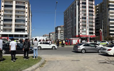 Kamyonet Yayalara Çarptı: 3 Yaralı