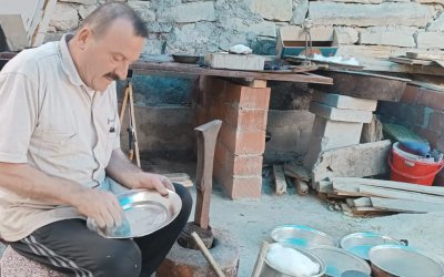 Darende'nin son kalaycısı mesleğini evinde sürdürüyor