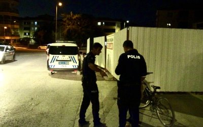 Polis Aracına Çarpan Bisikletli Kız Çocuğu Yaralandı