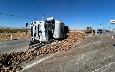 Malatya-Sivas Yolunda Pancar Yüklü Tır Devrildi: Sürücü Yaralandı