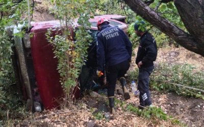 Hekimhan’da Yağışlı Yolda Kontrolden Çıkan Pikap Şarampole Düştü: 2 Yaralı