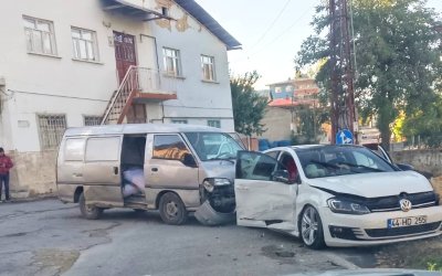 Darende’de Trafik Kazası: Otomobil Çarpmanın Etkisiyle Yoldan Savruldu