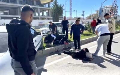 Tırın Sıkıştırdığı Otomobil Kaza Yaptı; 2 yaralı