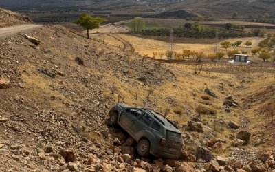 Erkenek’te İki Ayrı Kazada Araçlar Şarampole Yuvarlandı