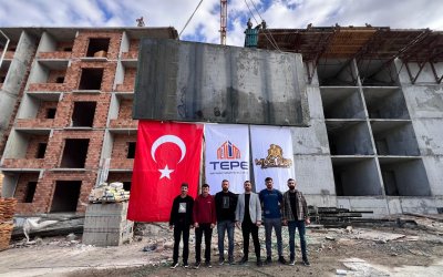Malatya Güven Sitesi’nde Son Kalıp Tamamlandı: İşçiler Türk Bayrağıyla Kutladı