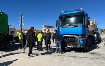 Doğanşehir’de Hemzemin Geçitte Tren ile Tır Çarpıştı