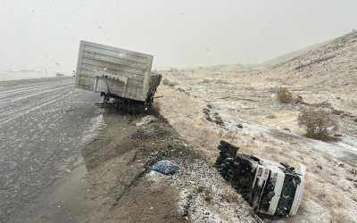 Doğanşehir’de Tır Şarampole Devrildi: 1 Yaralı