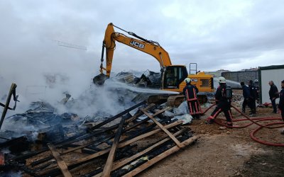İkizce TOKİ Şantiyesinde Yangın: İşçi Konteynerleri Küle Döndü
