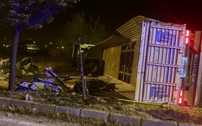 Tır Devrilmesi Nedeniyle Ulaşım Aksadı