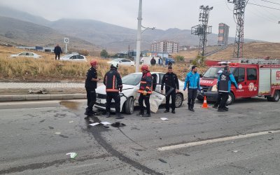 Malatya Elazığ Karayolunda İki Otomobil Çarpıştı: 2 Yaralı