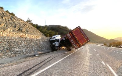 Doğanşehir Erkenek’te Tır Devrildi: 1 Yaralı