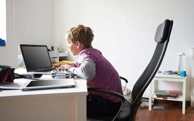 Ergenlik döneminde bilgisayar bağımlılığı duruş bozukluğuna neden olabilir!