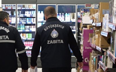 Büyükşehir Zabıtasından Kurallara Uymayan İş Yerlerine Kapatma Cezası