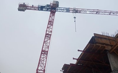 Paralarını Alamayan İşçiler İsyan Edip Kule Vinçe Çıktı