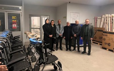 Hasta yakını olarak zorluk yaşadı, hastalar için sandalye bağışladı