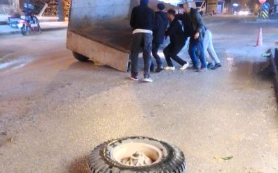 Dilek’te Bozulan Yollar Tepki Çekiyor: Traktörün Tekerleği Yerinden Fırladı