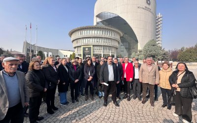 CHP’den Büyükşehir Belediyesi Önünde Kütüphane Açıklaması