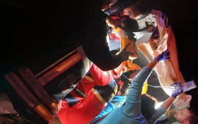 Kontrolden Çıkan Otomobil Direğe Çarptı: 1’i Ağır 2 Yaralı