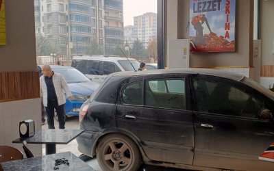 Otomobili ile Dönerci Salonuna Daldı, O Anlar Kameralara Yansıdı
