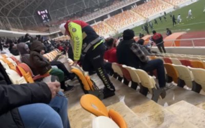 Tribünde Soğuk Havada Yürek Isıtan An