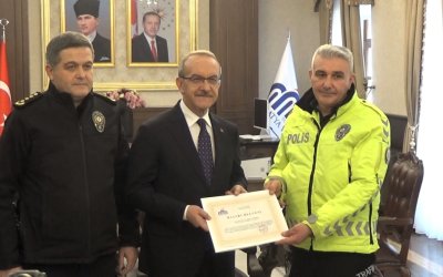 Tribünde Vicdan Kazandı: Üşüyen Çocuğa Çorabını Veren Polise Başarı Belgesi