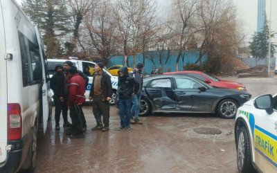 Malatya’da İşçi Servisi İle Otomobil Çarpıştı: 2 Yaralı