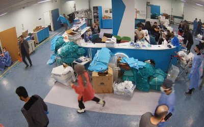 Depremde Kaçmadılar, Hastaya Siper Oldular