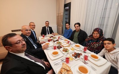 Bakan Kacır Yeni Evine Kavuşan Ailenin İftar Sofrasına Konuk Oldu