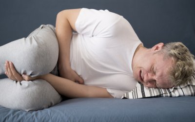 Gaz Sıkışması ve Mide Şişkinliği: Nedenleri, Belirtileri ve Tedavi Yöntemleri