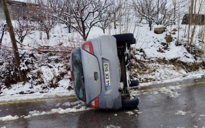 Kar ve Buzlanma Kazaya Neden Oldu: Otomobil Devrildi