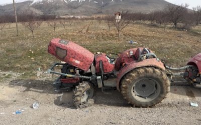 Kontrolden Çıkan Traktör Devrildi: 2 Kişi Yaralandı