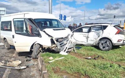 Diyarbakır'da Servis Minibüsü ile Otomobil Çarpıştı: 13’ü Öğrenci 15 Yaralı