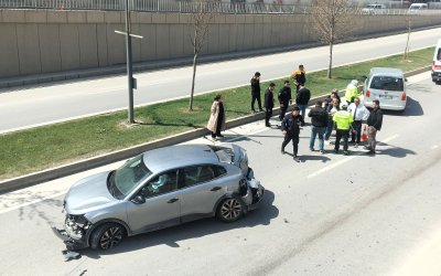 Çevreyolunda Korkutan Kaza: Otomobil Refüje Savruldu