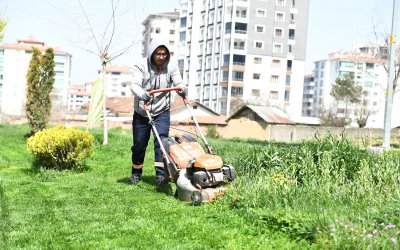 Yeşilyurt’ta Yaz Hazırlığı: Park ve Yeşil Alanlar Yenileniyor