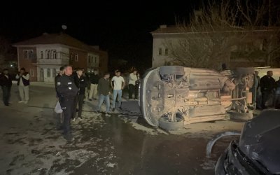 Kavşakta Can Pazarı: Kafa Kafaya Çarpışan Araçlardan Biri Devrildi!