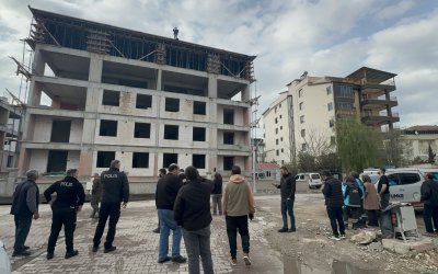 Malatya’da İnşaatta Kriz: Parasını Alamayan İşçi Çatıya Çıkarak İsyan Etti