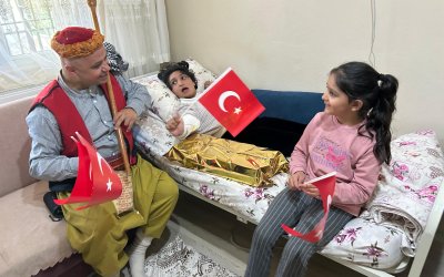 Keloğlan, 23 Nisan Sevincini Özel Çocukların Evine Taşıdı