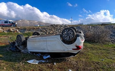 Doğanşehir’de Otomobil Şarampole Devrildi: Doktor Yaralandı