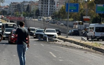 İzmir'de Freni Patlayan Tır, Araçlara Çarptı: Ölü ve Yaralılar Var